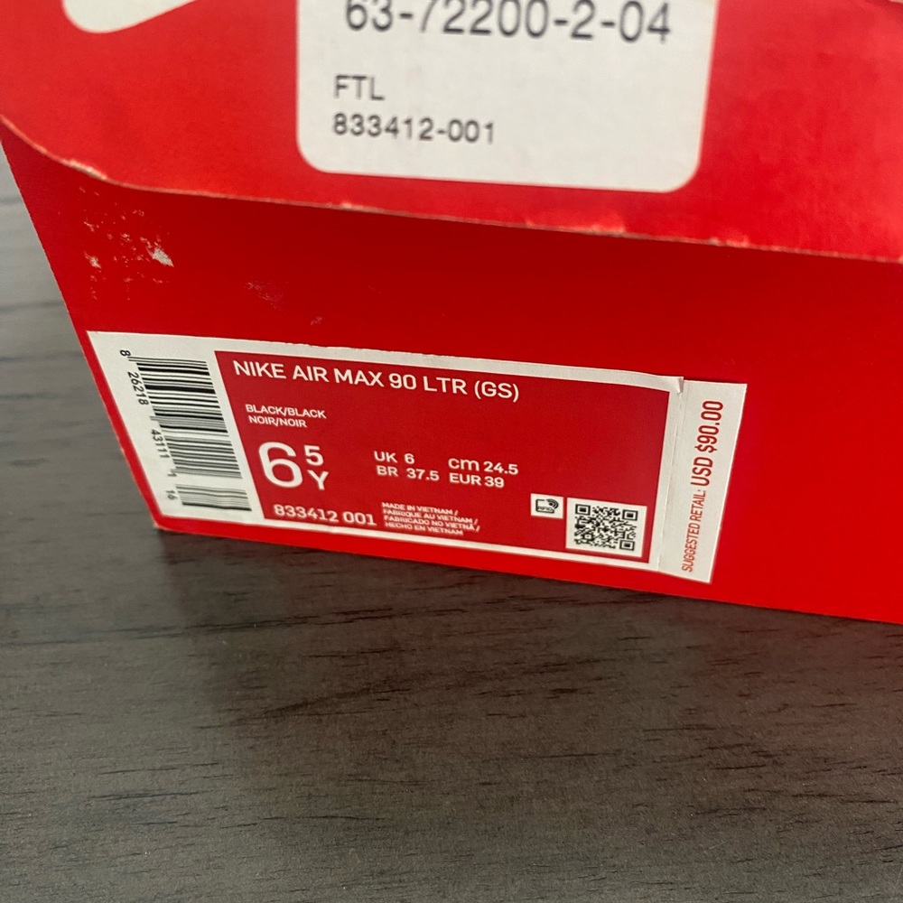 Nike AirMax Black size 6.5 in youth boys